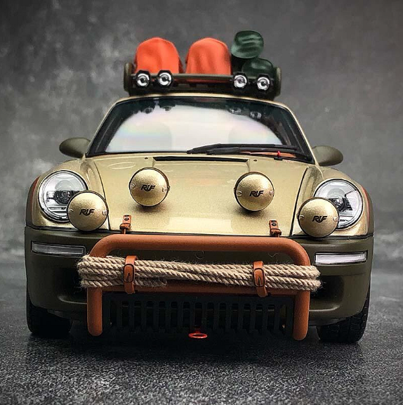 Modèle réduit de voiture Porsche 911 à l'échelle 1:18.