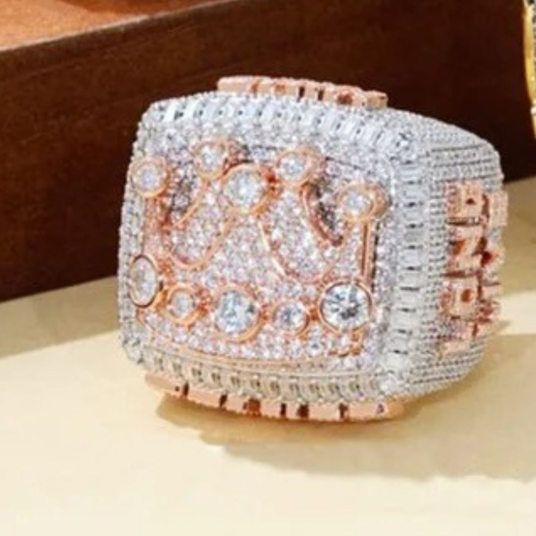 Bague hip-hop entièrement pavée de strass étincelants.