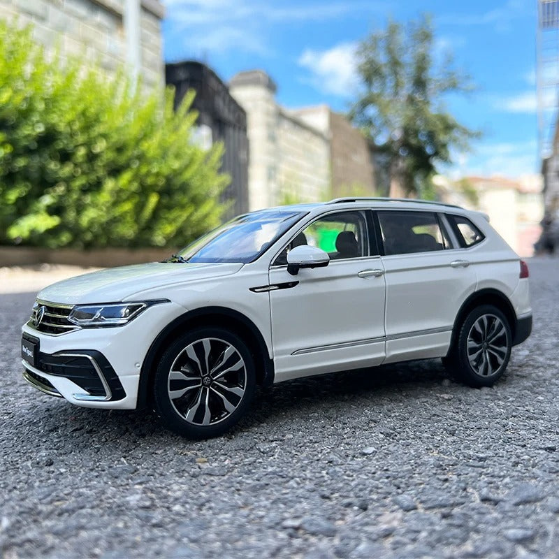 Modèle à l'échelle 1:18 du Tiguan L SUV.