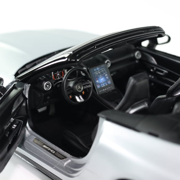 Voiture miniature au 1/18 SL 63 AMG R232.