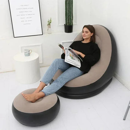 Chaise longue gonflable avec repose-pieds.