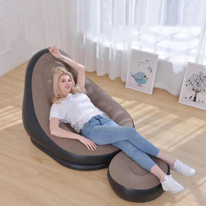 Chaise longue gonflable avec repose-pieds.