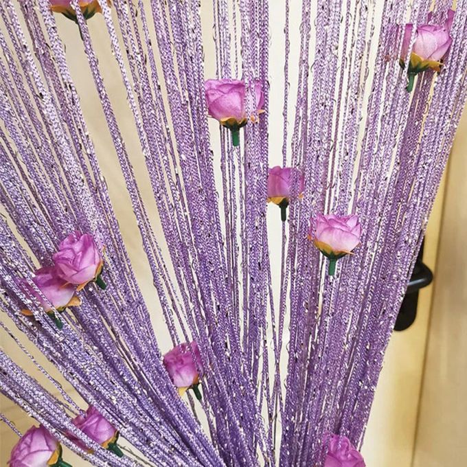 Rideau à cordes de roses.