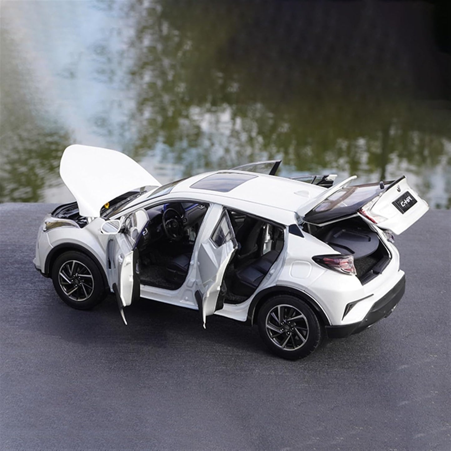 Miniature Toyota C-HR 1:18 – L’Élégance Urbaine à l’État Pur