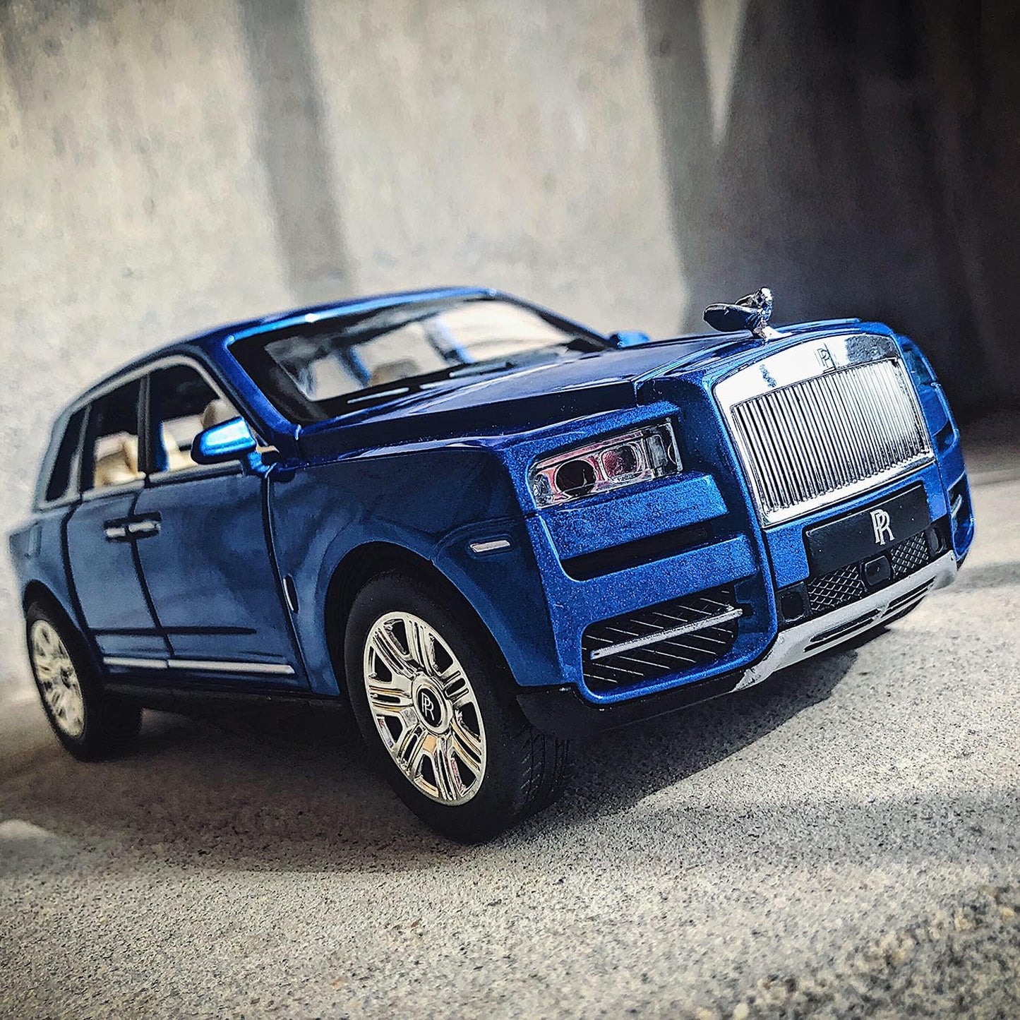 Réplique à l'échelle 1:24 du Rolls-Royce Cullinan avec son, lumières et rétrofriction.