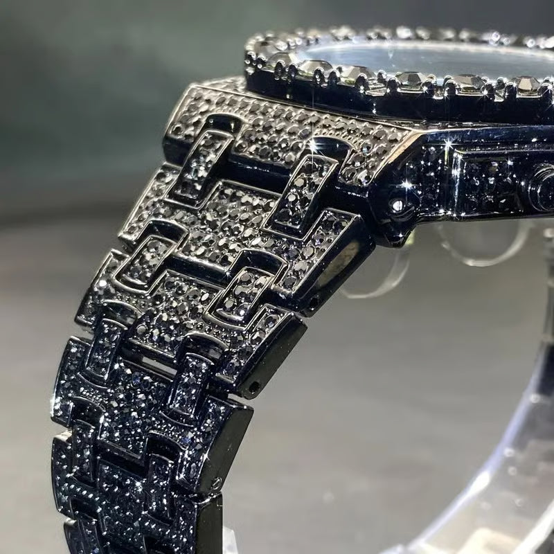 Montre noire “full strass” pour homme.