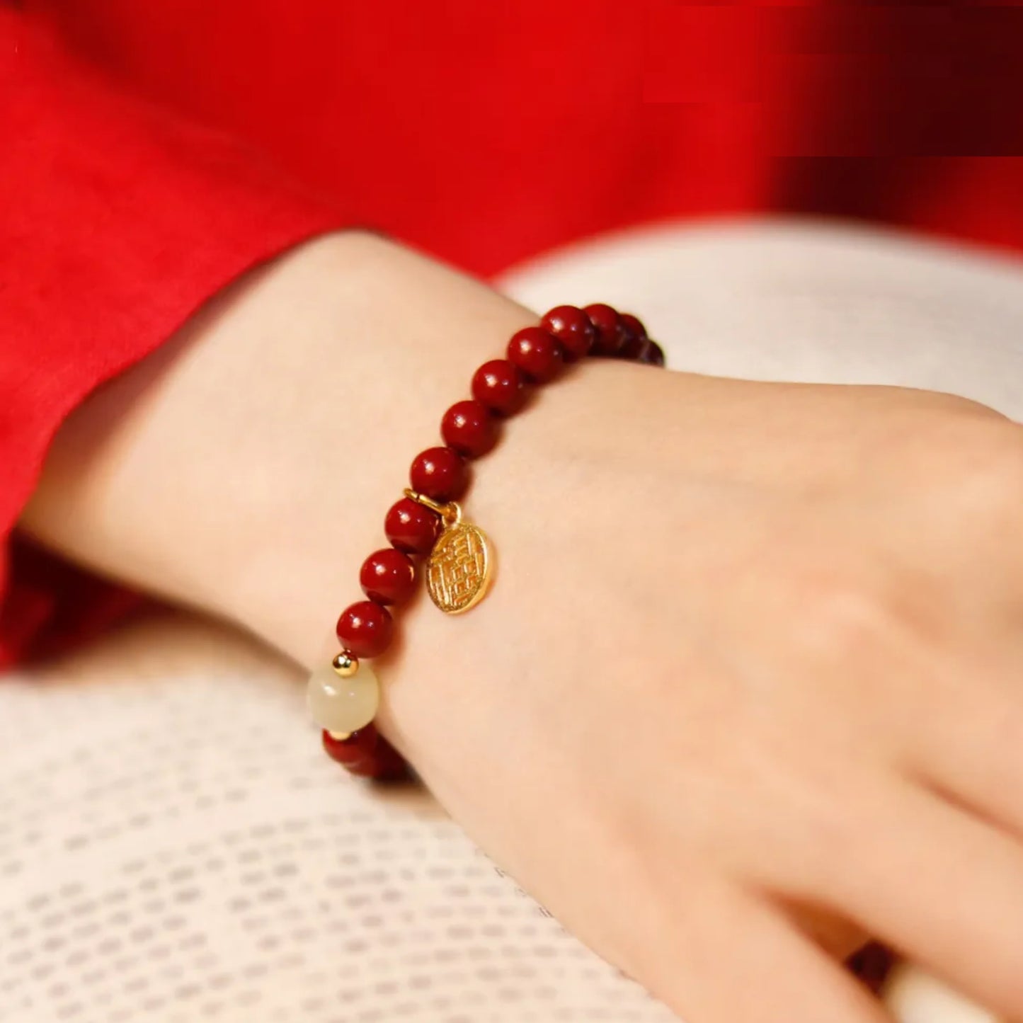 Bracelet porte-bonheur avec les pierres les plus chanceuses et de l'or violet naturel