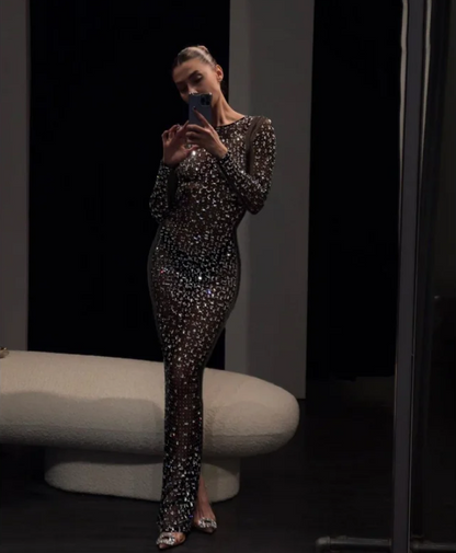 Robe longue en sequins en maille transparente.