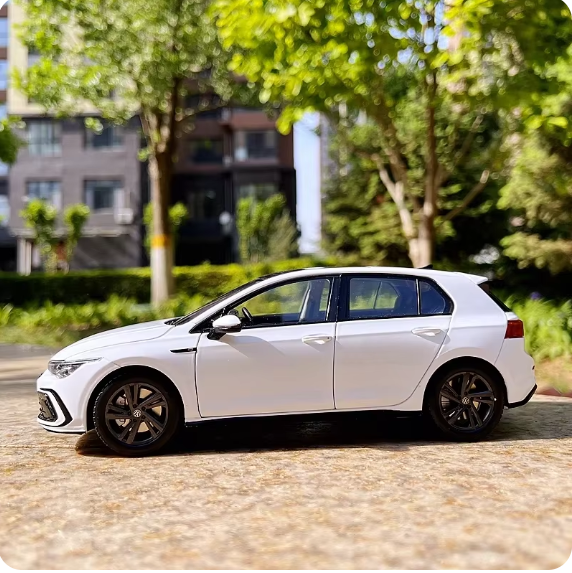 Modèle de voiture à l'échelle 1:18 pour Volkswagen Golf.