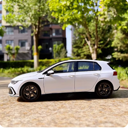 Modèle de voiture à l'échelle 1:18 pour Volkswagen Golf.