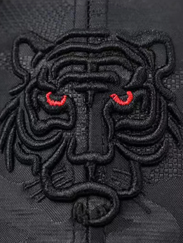Casquette pour homme avec tête de tigre.