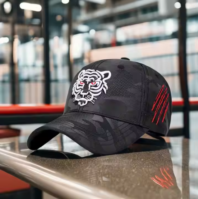 Casquette pour homme avec tête de tigre.