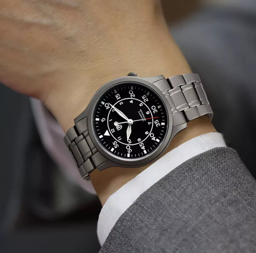 Montre BERNY en titane pour homme.