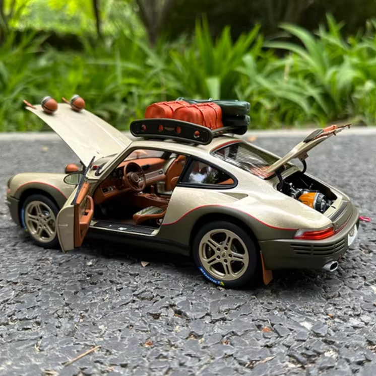 Modèle réduit de voiture Porsche 911 à l'échelle 1:18.