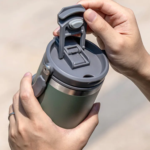 Bouteille isotherme en acier inoxydable.