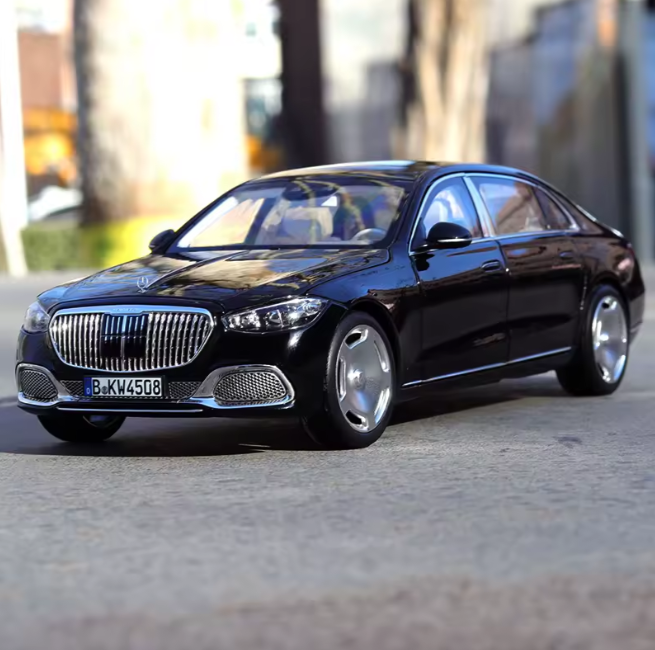 Modèle réduit de voiture Mercedes-Maybach S680.