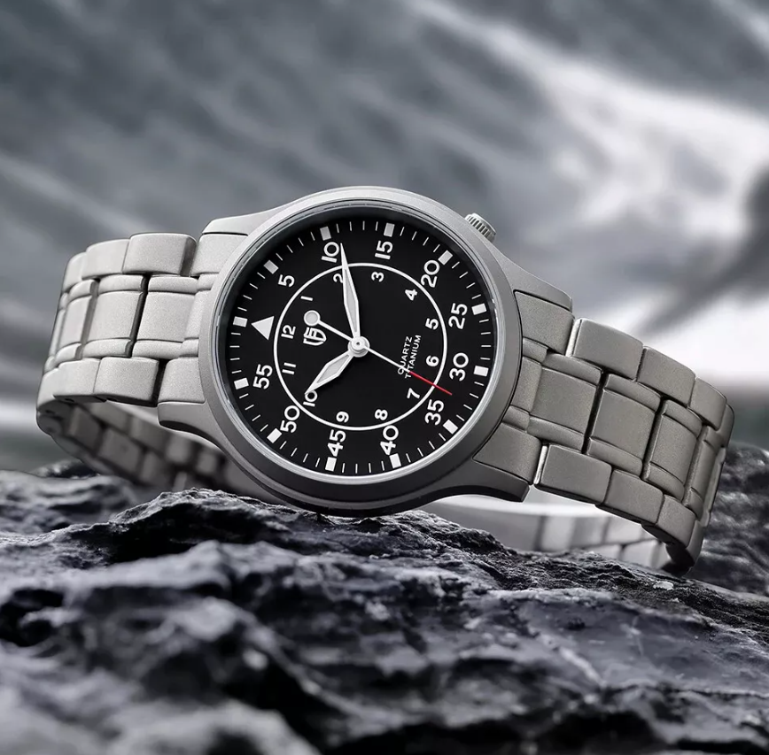 Montre BERNY en titane pour homme.