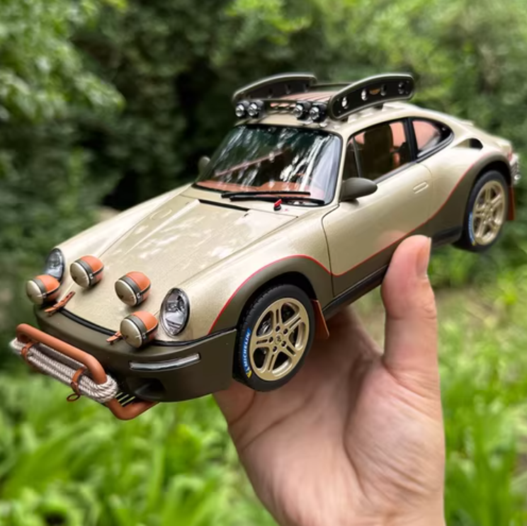 Modèle réduit de voiture Porsche 911 à l'échelle 1:18.