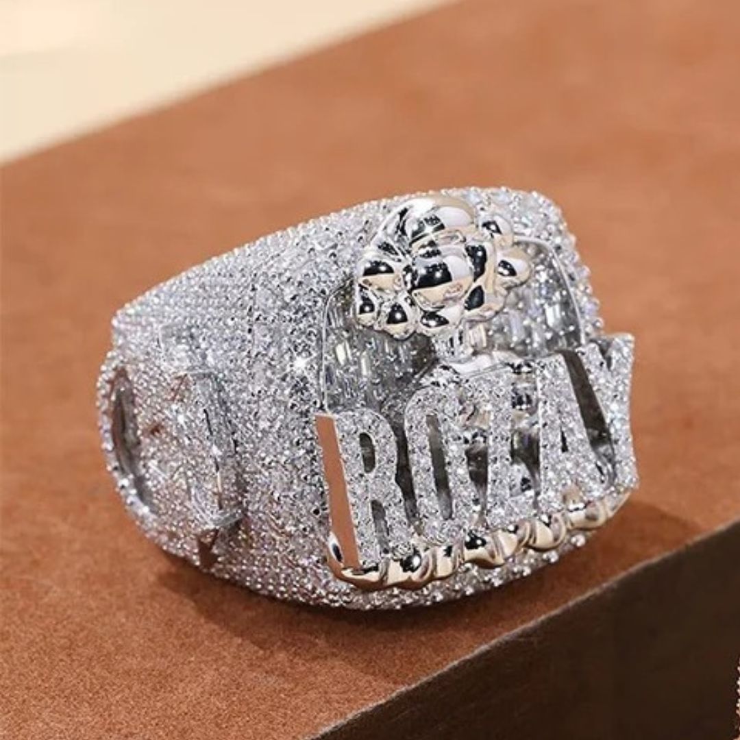 Bague hip-hop entièrement pavée de strass étincelants.