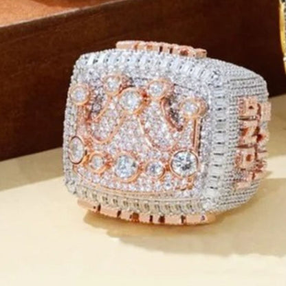 Bague hip-hop entièrement pavée de strass étincelants.
