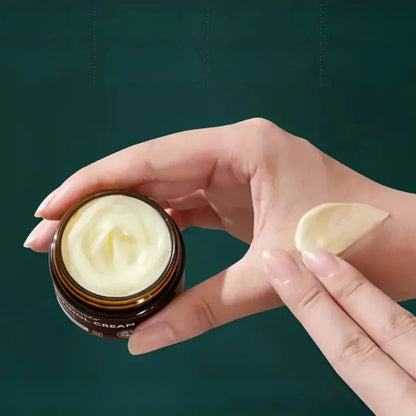 Crème de visage anti age au rétinol.