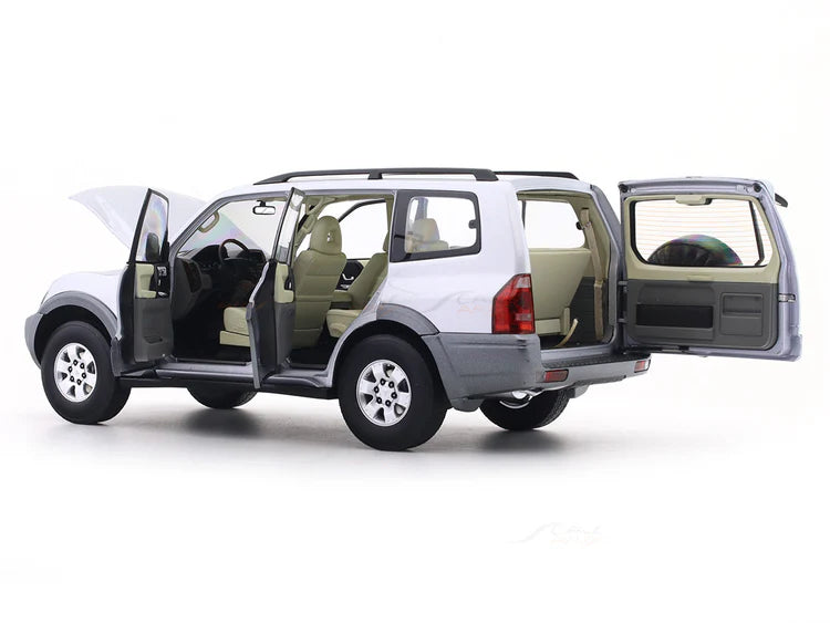Mitsubishi PAJERO V73 – Miniature 1:18.