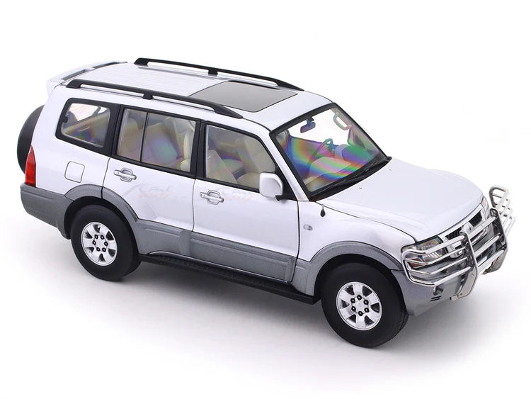 Mitsubishi PAJERO V73 – Miniature 1:18.
