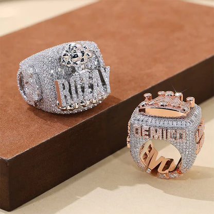 Bague hip-hop entièrement pavée de strass étincelants.