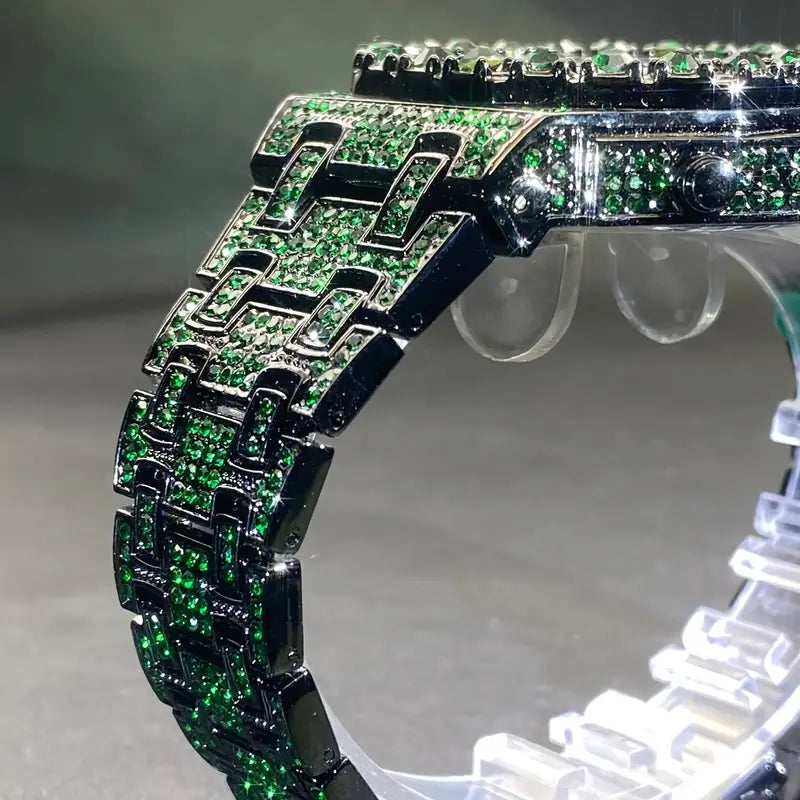 Montre de luxe hip-hop pour homme avec strass verts.