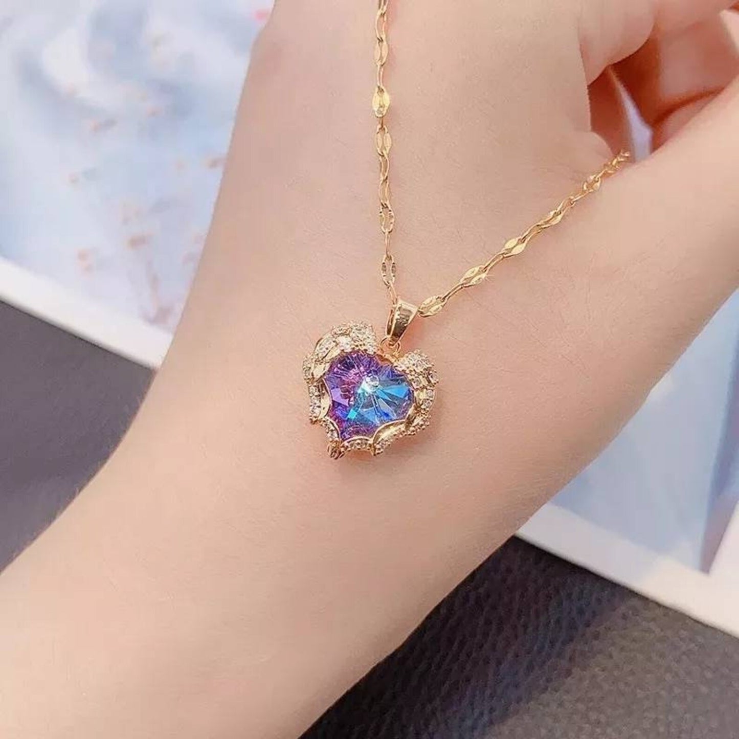 Collier de luxe en cristal cœur d'océan pour femme.