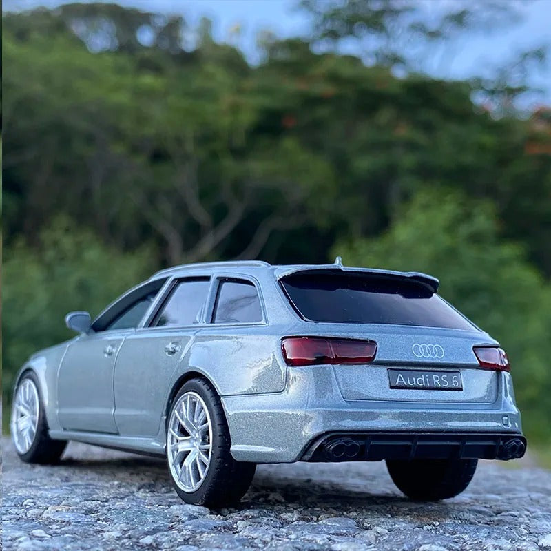Miniature Audi RS6 Avant 1:18.