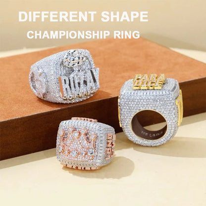 Bague hip-hop entièrement pavée de strass étincelants.