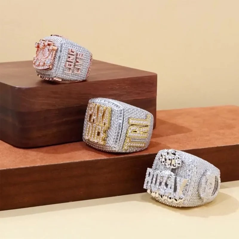 Bague hip-hop entièrement pavée de strass étincelants.