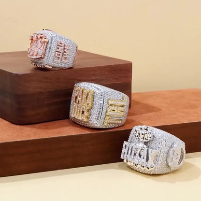 Bague hip-hop entièrement pavée de strass étincelants.
