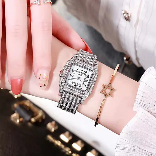 Montre cloutée élégante pour femme.