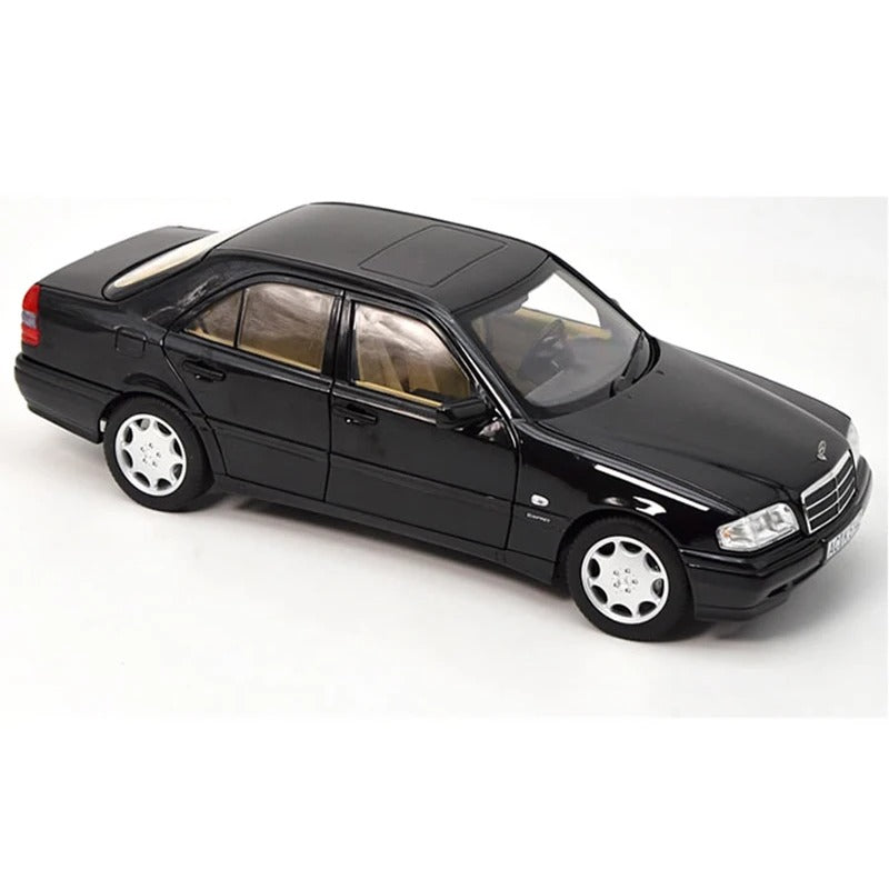 Réplique à l'échelle 1:18 de la Mercedes-Benz Classe C36.