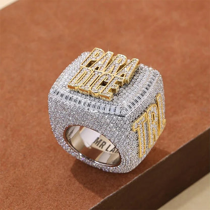 Bague hip-hop entièrement pavée de strass étincelants.