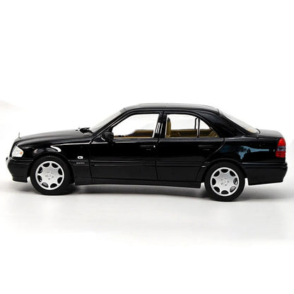 Réplique à l'échelle 1:18 de la Mercedes-Benz Classe C36.