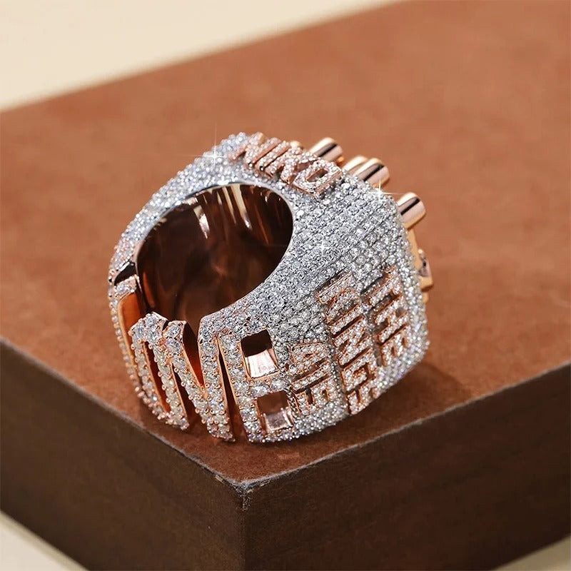 Bague hip-hop entièrement pavée de strass étincelants.