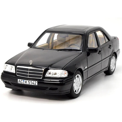 Réplique à l'échelle 1:18 de la Mercedes-Benz Classe C36.