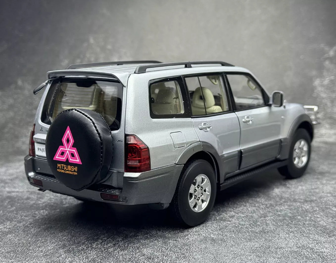 Mitsubishi PAJERO V73 – Miniature 1:18.