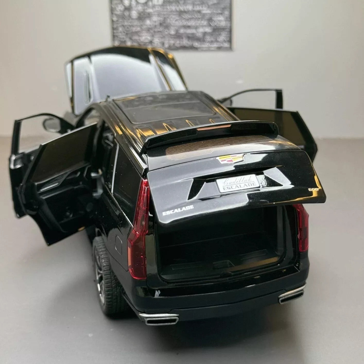 Cadillac Escalade à l’échelle 1:32