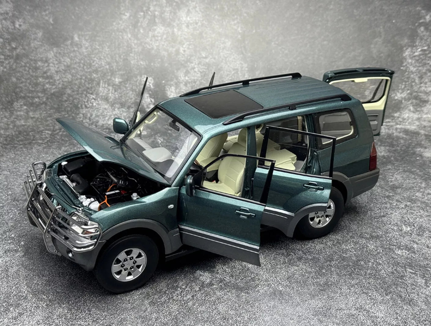 Mitsubishi PAJERO V73 – Miniature 1:18.