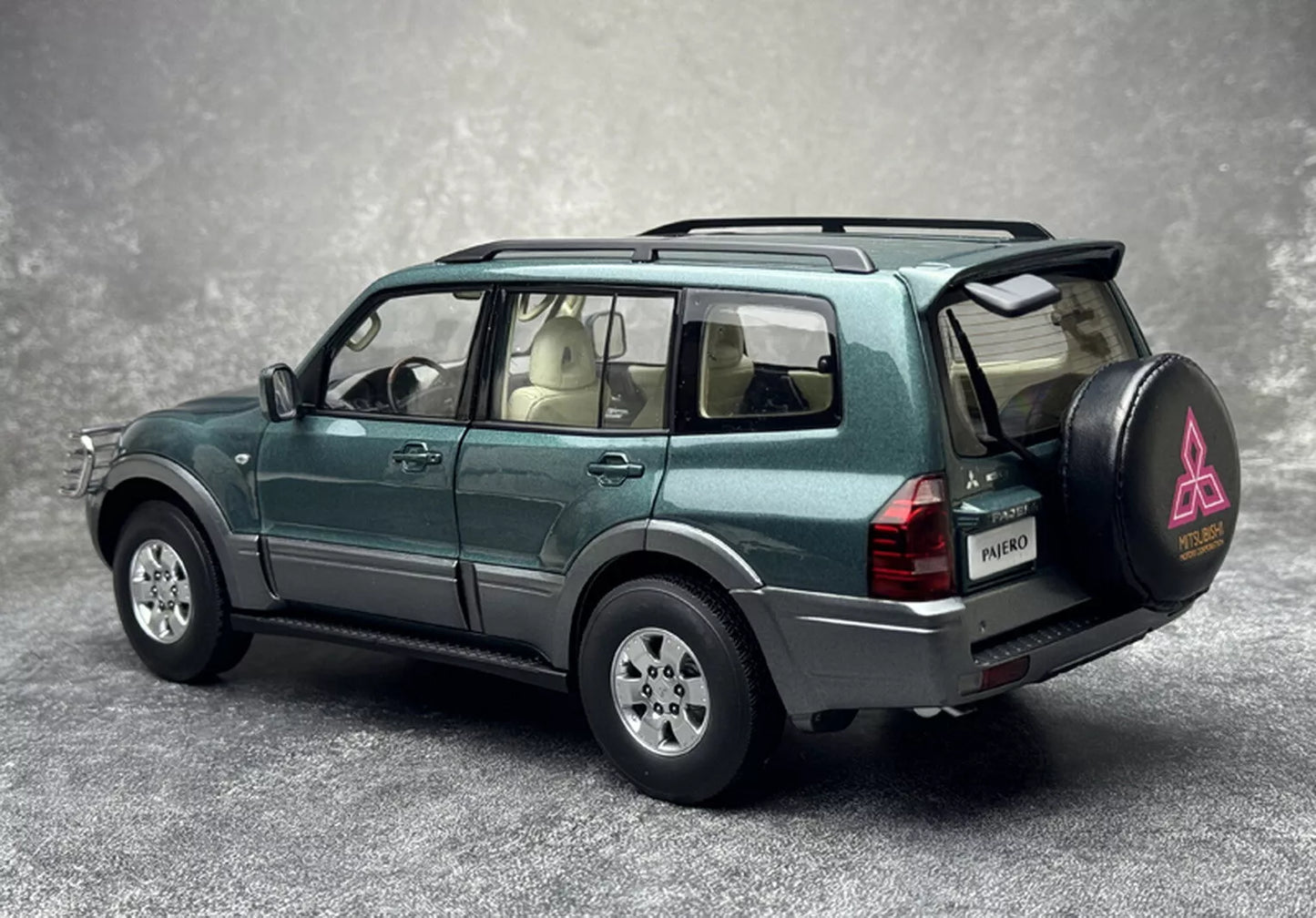 Mitsubishi PAJERO V73 – Miniature 1:18.